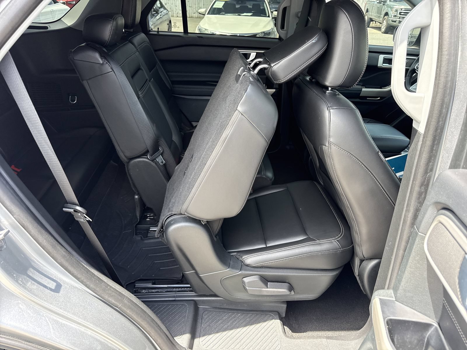 Used 2024 Ford Explorer XLT w/ Equipment Group 202A RWD image 29