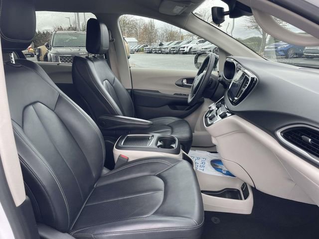 Used 2024 Chrysler Pacifica Touring-L image 19