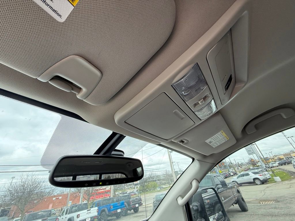Used 2018 Nissan Titan SV w/ SV Convenience Package RWD image 23
