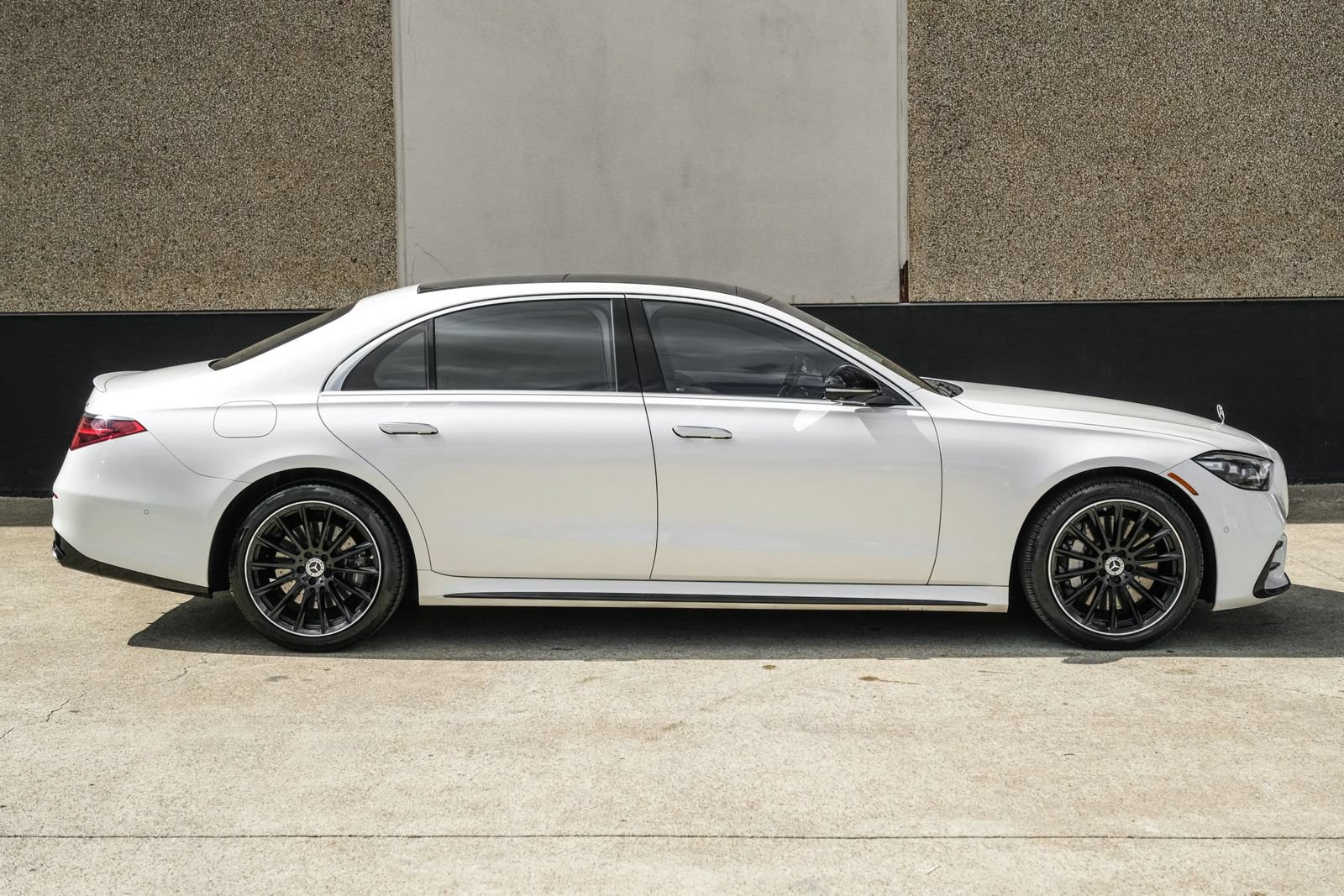 Used 2022 Mercedes-Benz S 580 4MATIC Sedan w/ AMG Line Package image 6