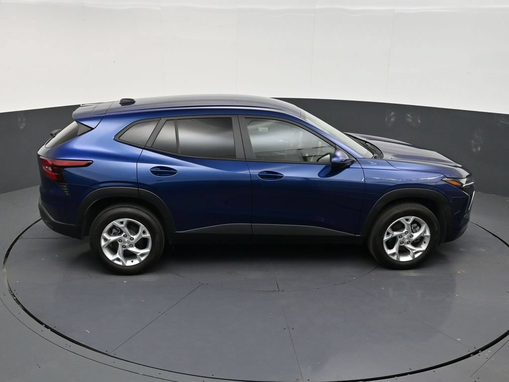 Used 2024 Chevrolet Trax LS w/ LS Convenience Package FWD image 16