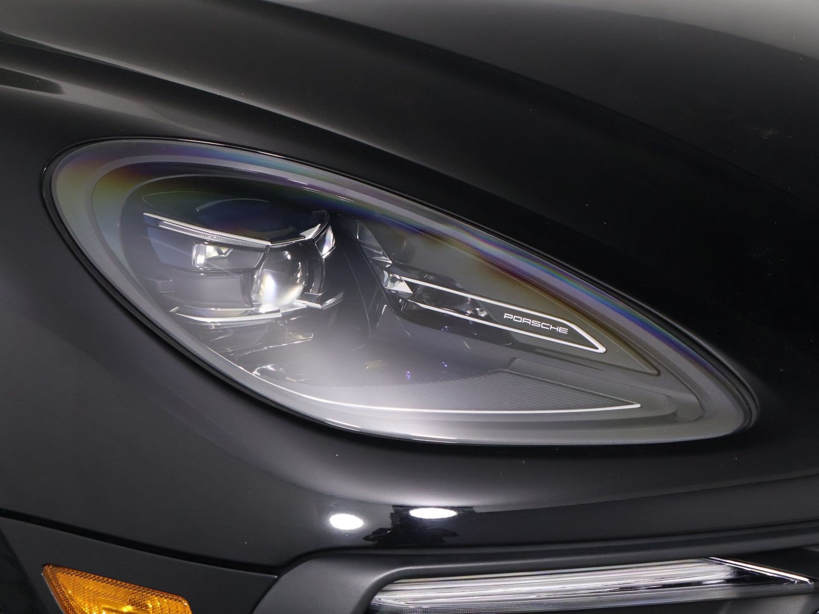 Certified 2023 Porsche Macan AWD/4WD image 28