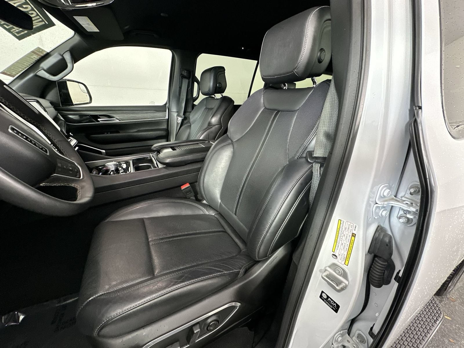 Used 2024 Jeep Wagoneer L Series III w/ Flexible Seating Group AWD/4WD image 11