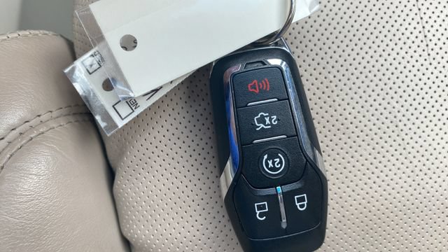 Used 2016 Lincoln MKX Reserve w/ Driver Assistance Package AWD/4WD image 32