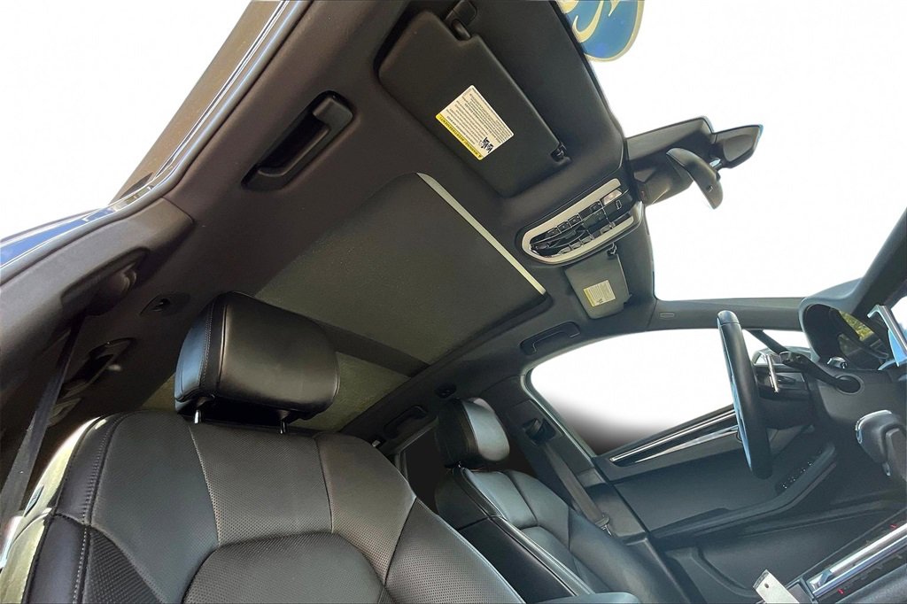 Used 2022 Porsche Macan Base image 27