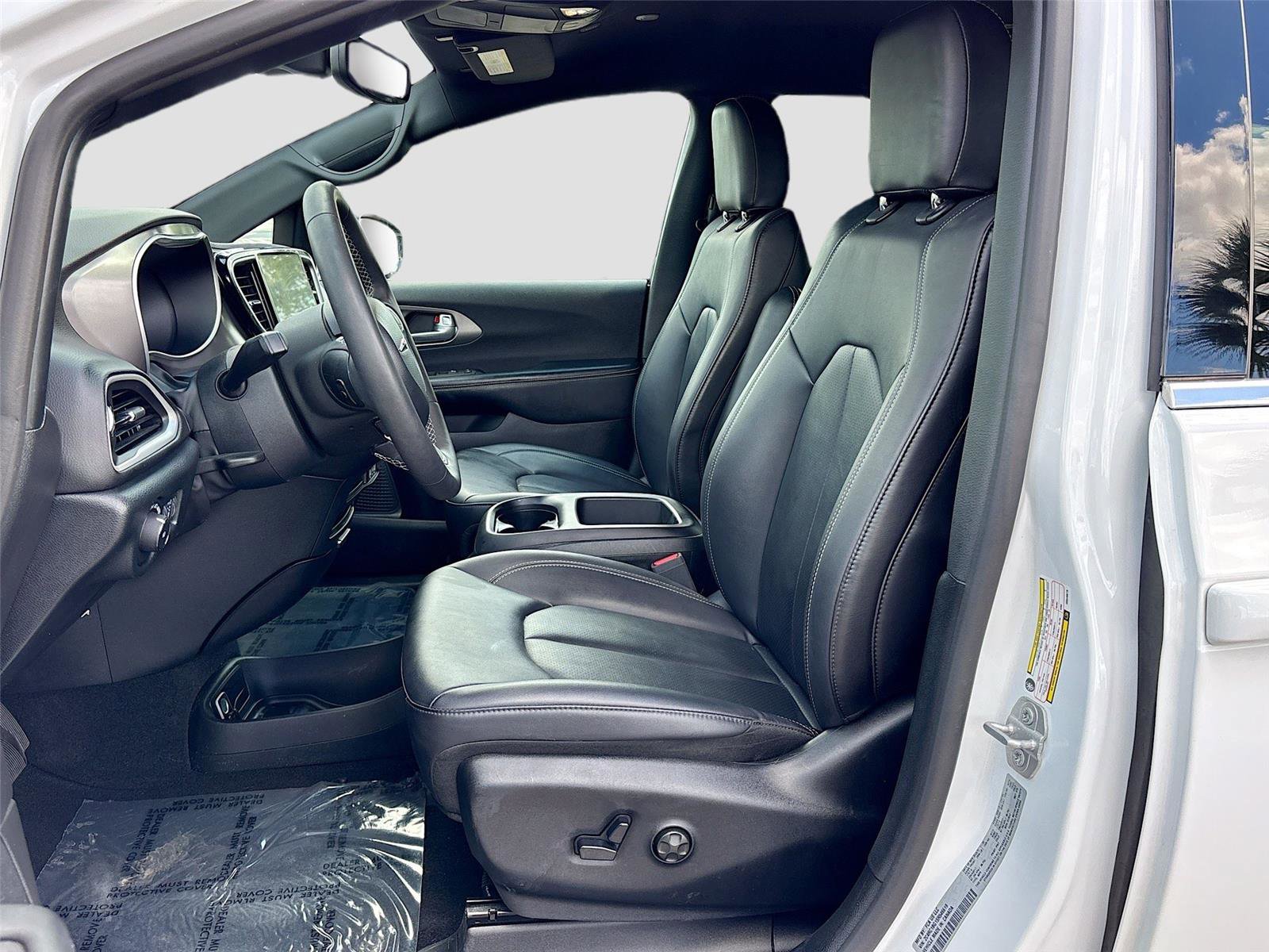 Used 2025 Chrysler Pacifica Select FWD image 19