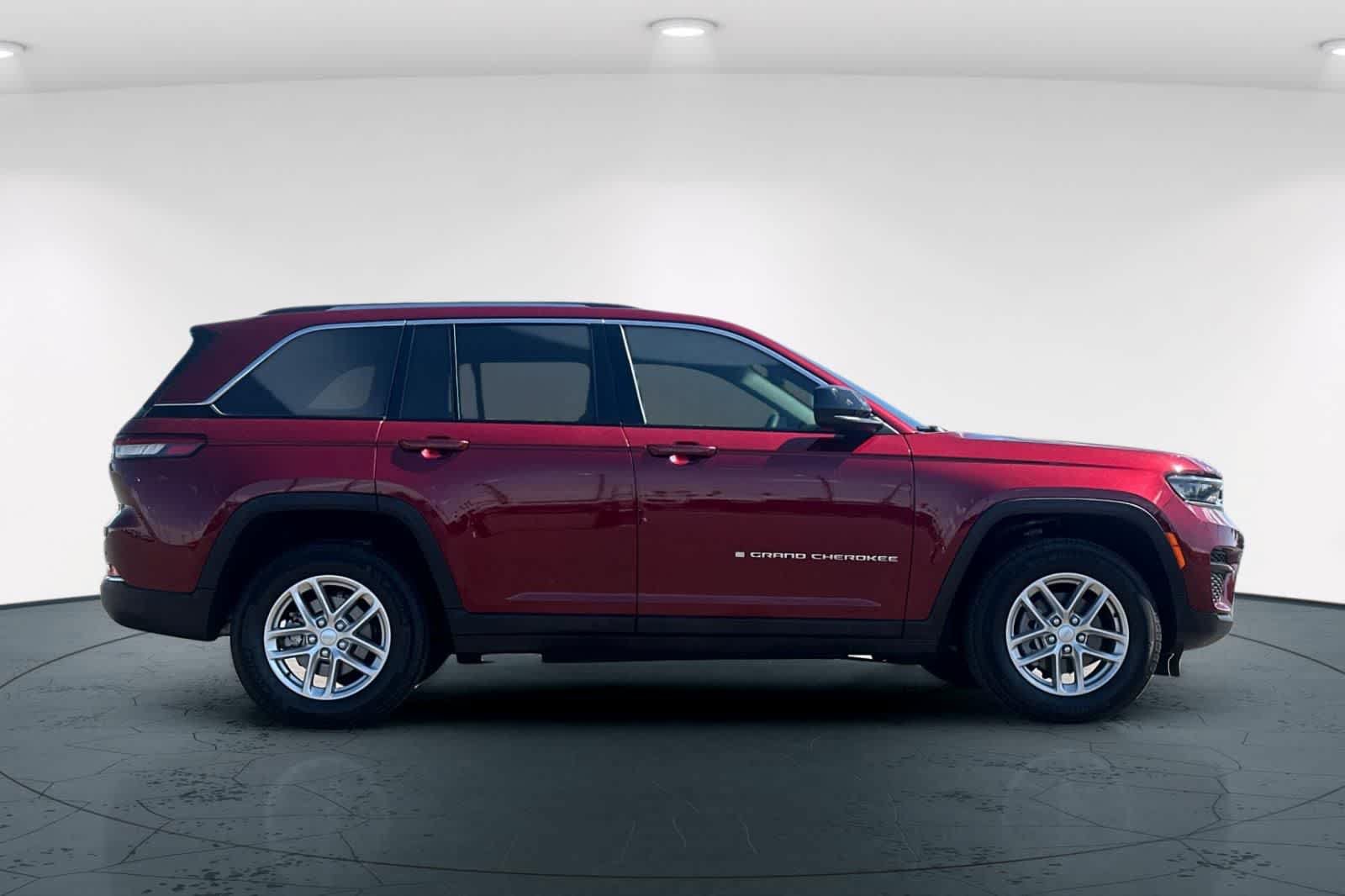 Certified 2023 Jeep Grand Cherokee Laredo w/ Luxury Tech Group I AWD/4WD image 6
