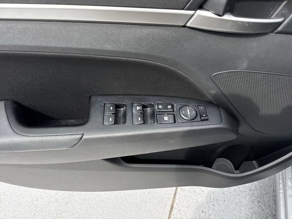 Used 2020 Hyundai Elantra Value Edition w/ Winter Weather Package FWD image 39