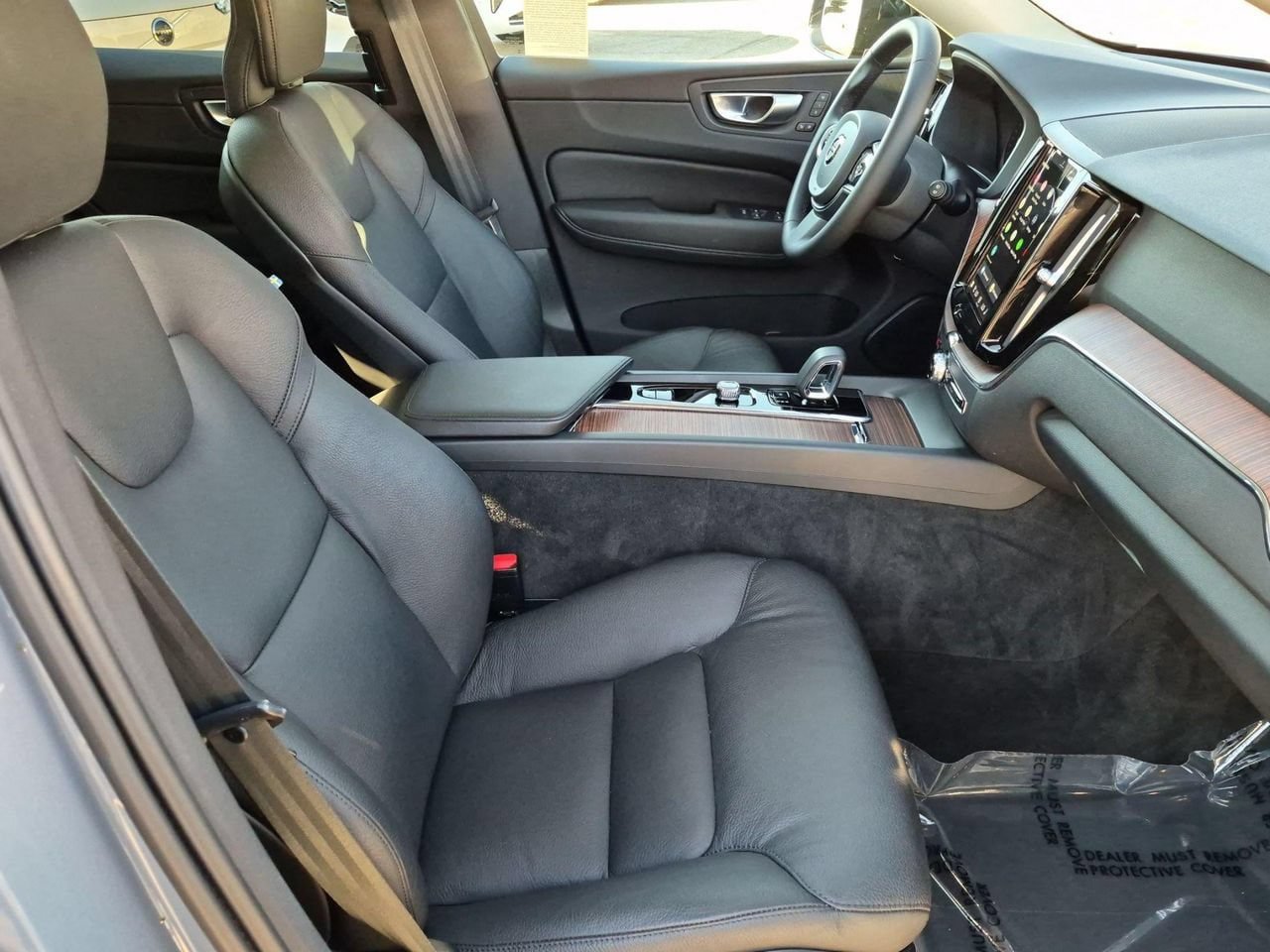 Certified 2024 Volvo XC60 B5 Plus w/ Protection Package Premier AWD/4WD image 27