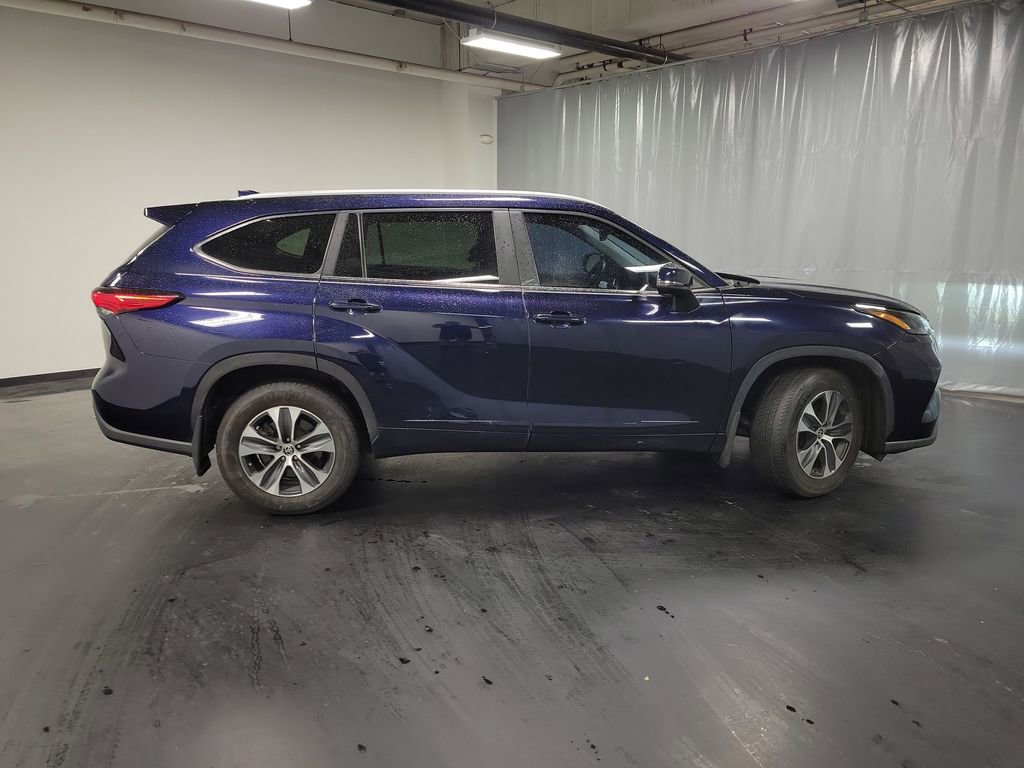 Used 2023 Toyota Highlander XLE AWD/4WD image 9