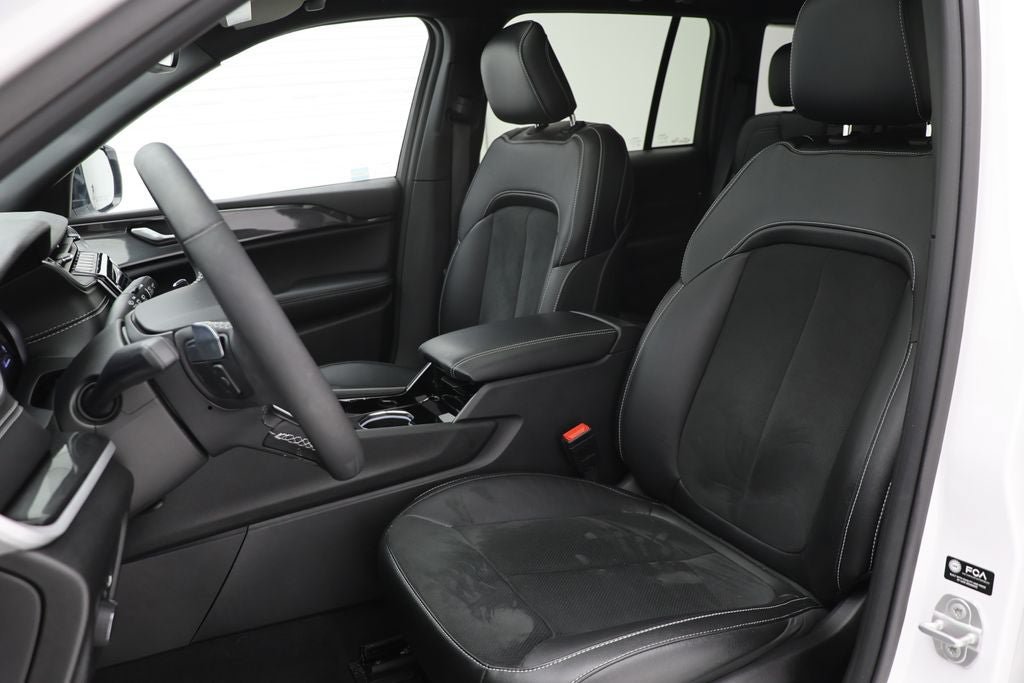 Used 2023 Jeep Grand Cherokee Altitude AWD/4WD image 15