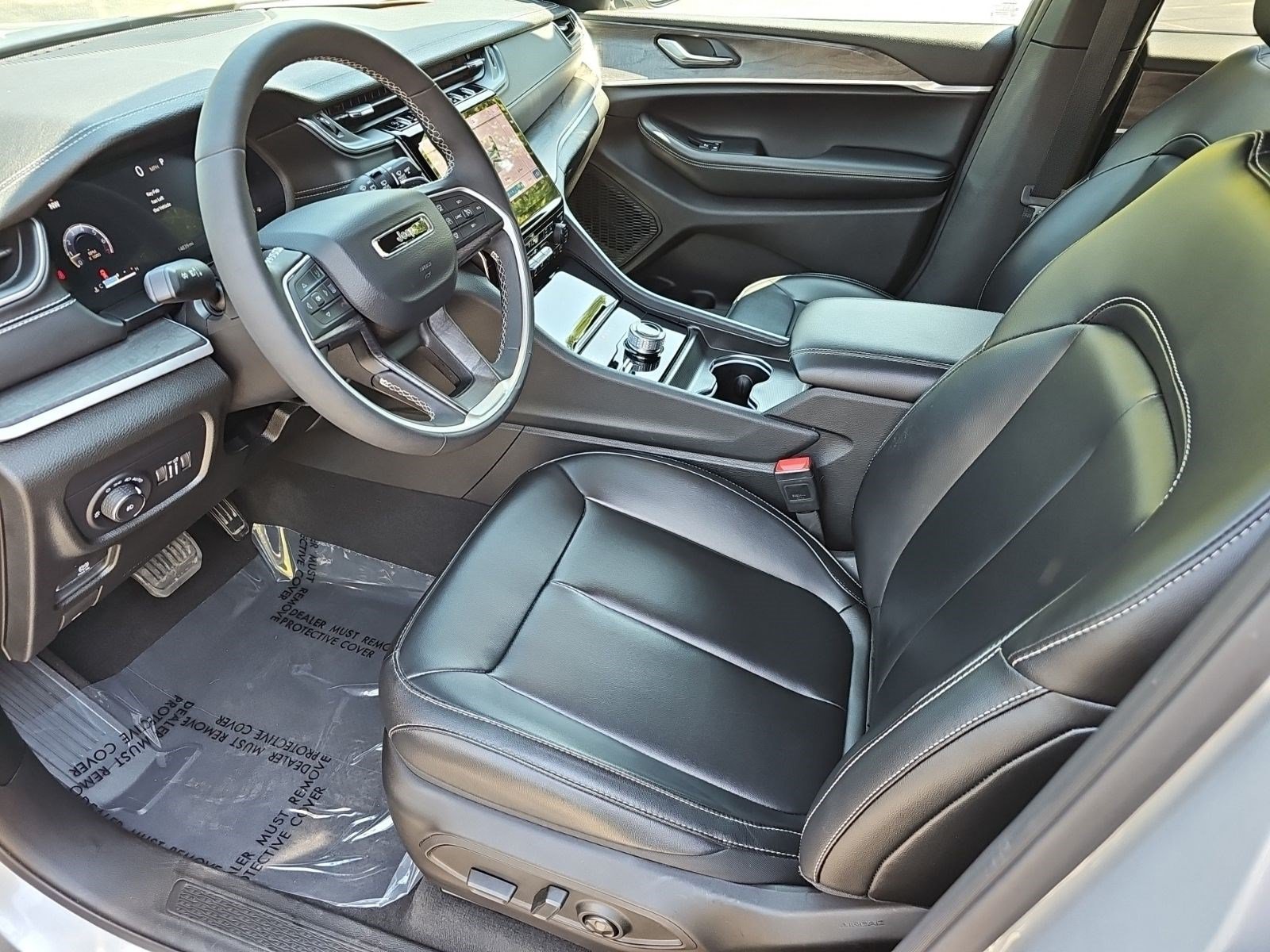 Used 2025 Jeep Grand Cherokee Limited w/ Black Appearance Package AWD/4WD image 18