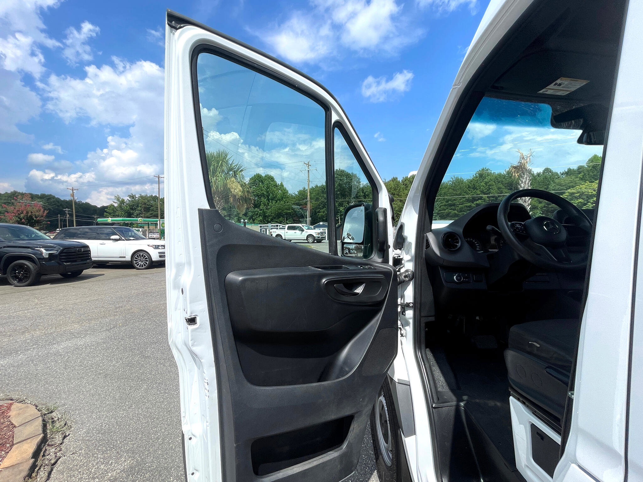 Used 2023 Mercedes-Benz Sprinter 2500 image 15