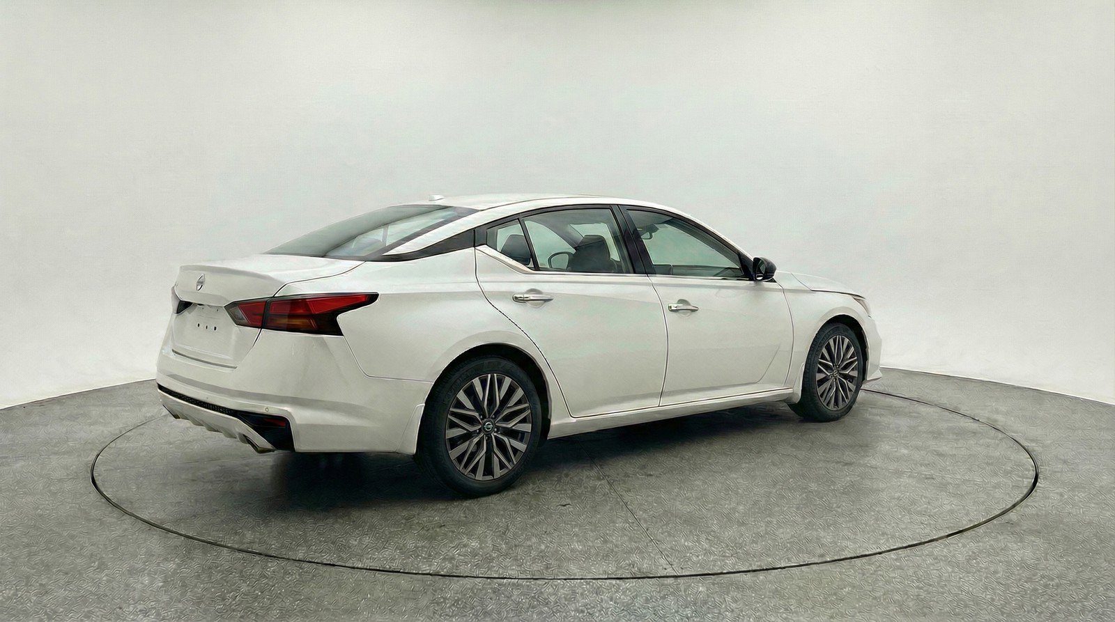 Used 2025 Nissan Altima 2.5 SV FWD image 9