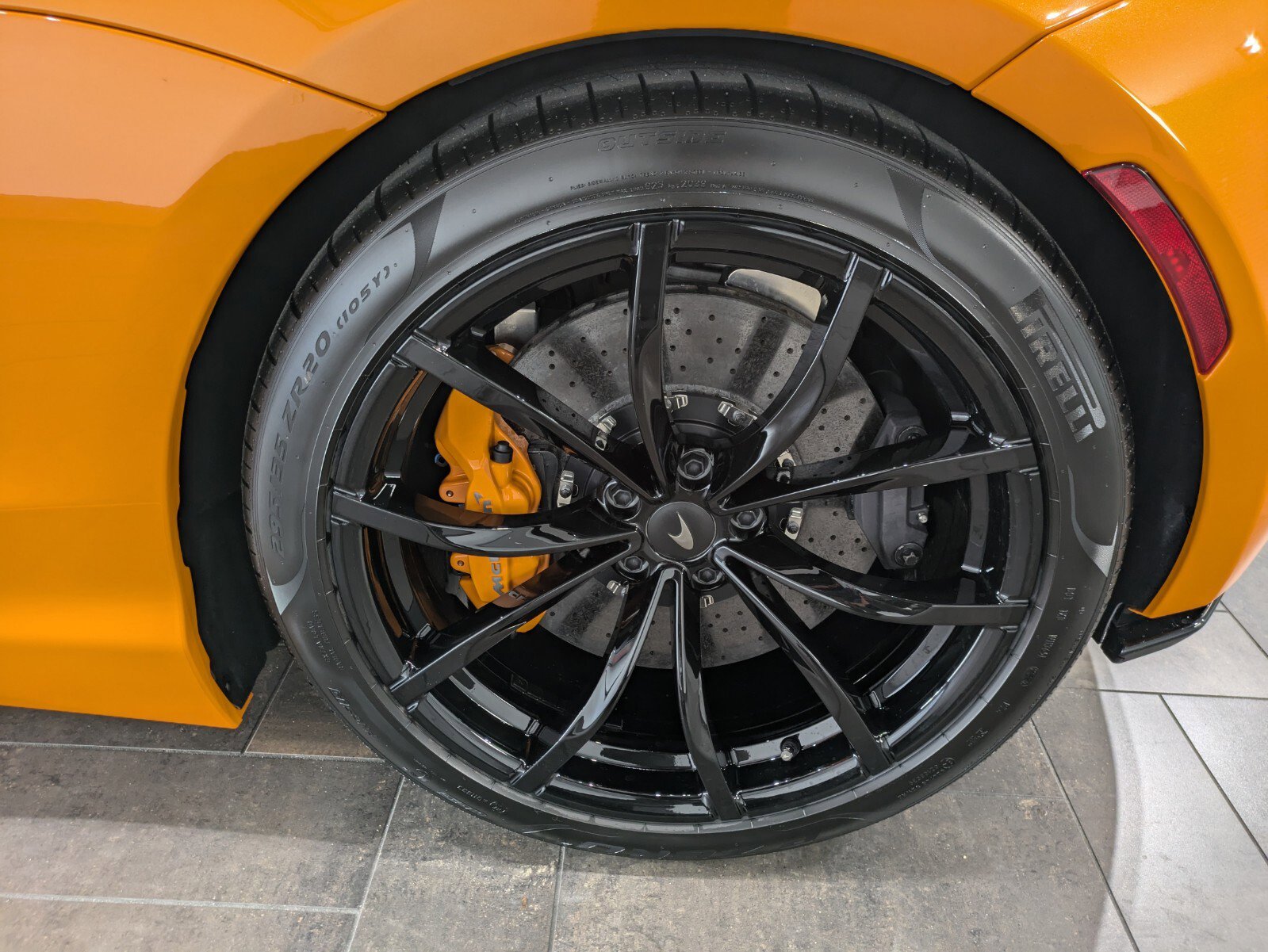 Used 2025 McLaren Artura image 6