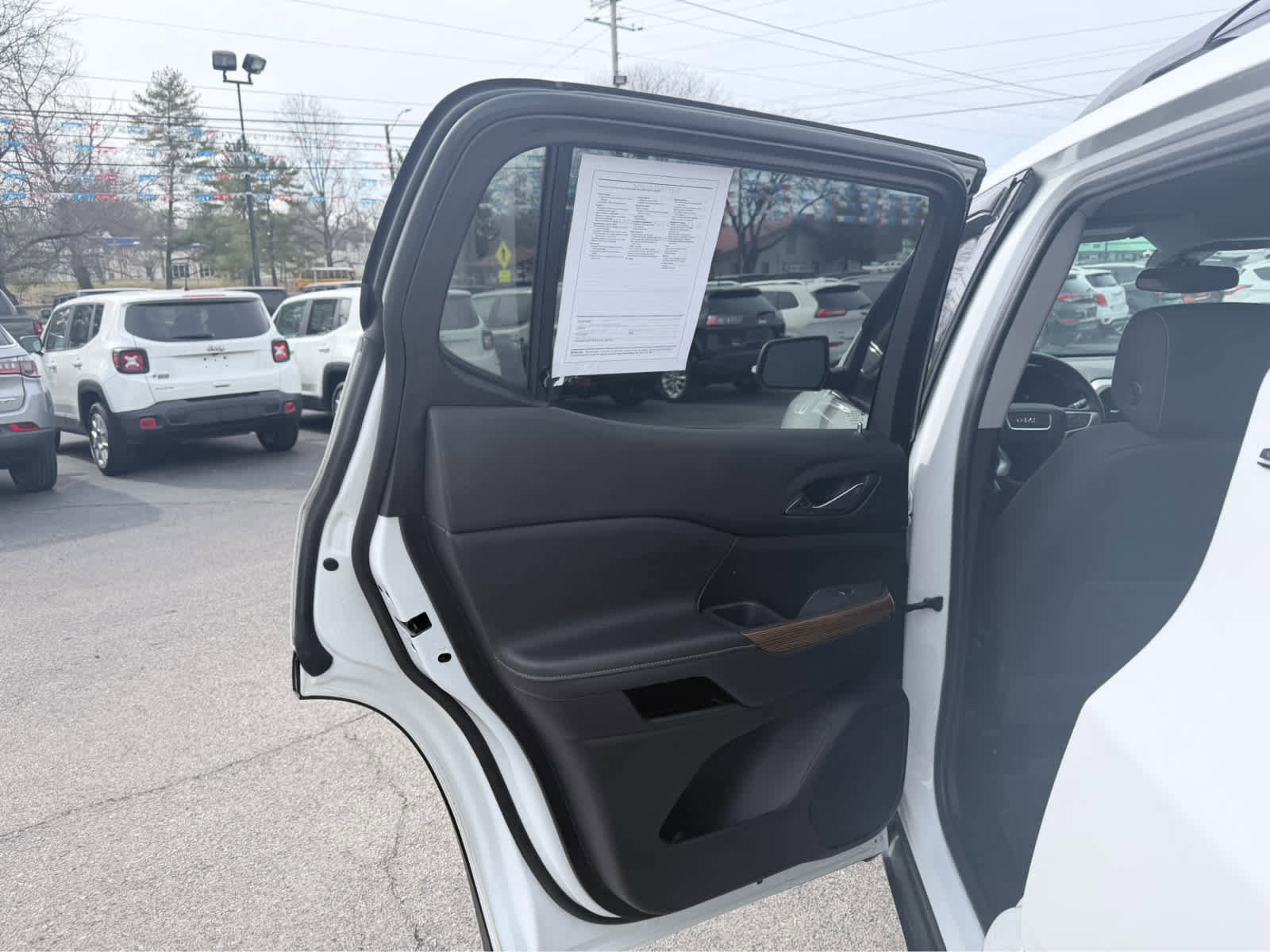 Used 2022 GMC Acadia SLE w/ Driver Convenience Package image 12