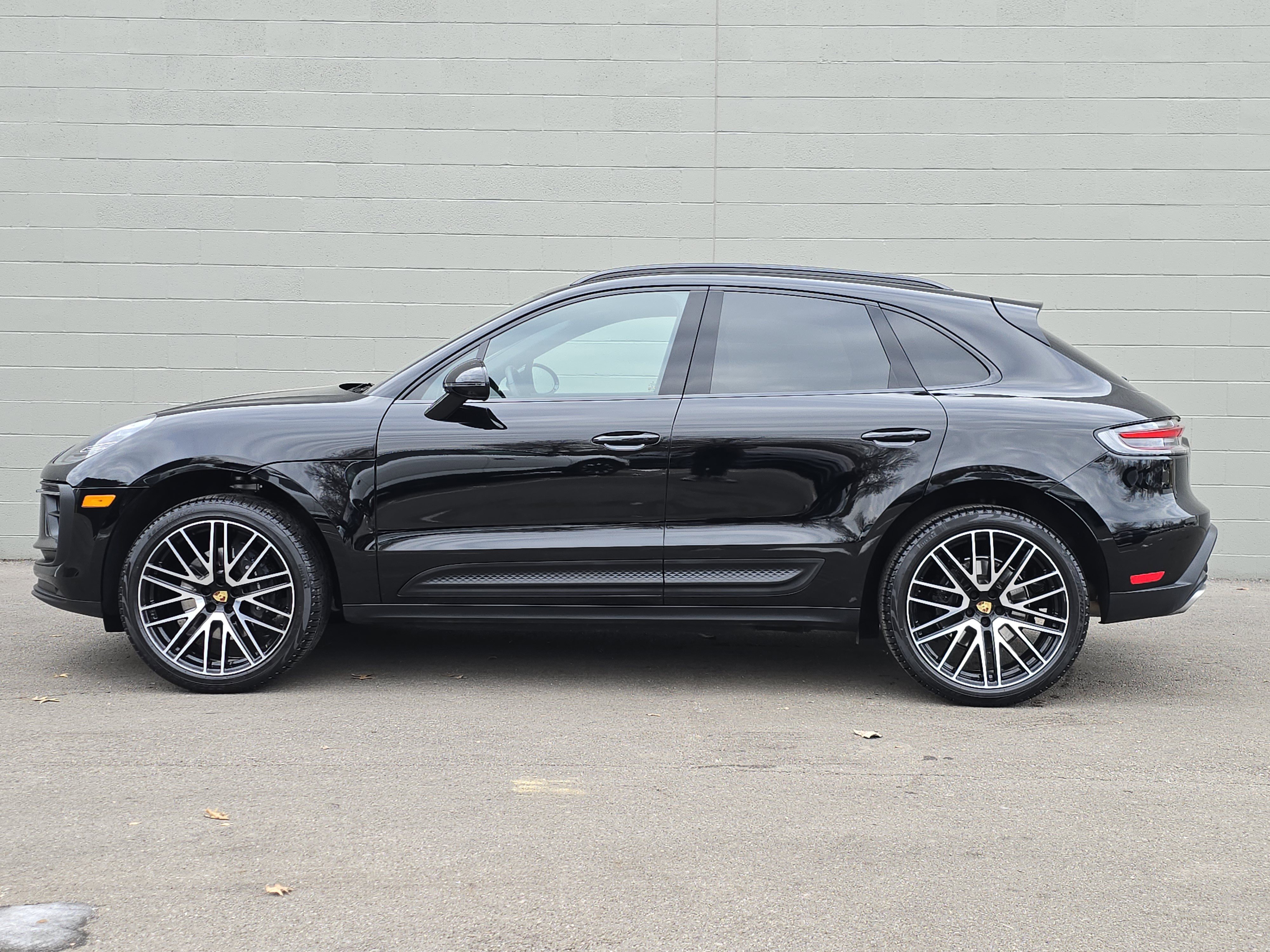 Certified 2025 Porsche Macan image 2