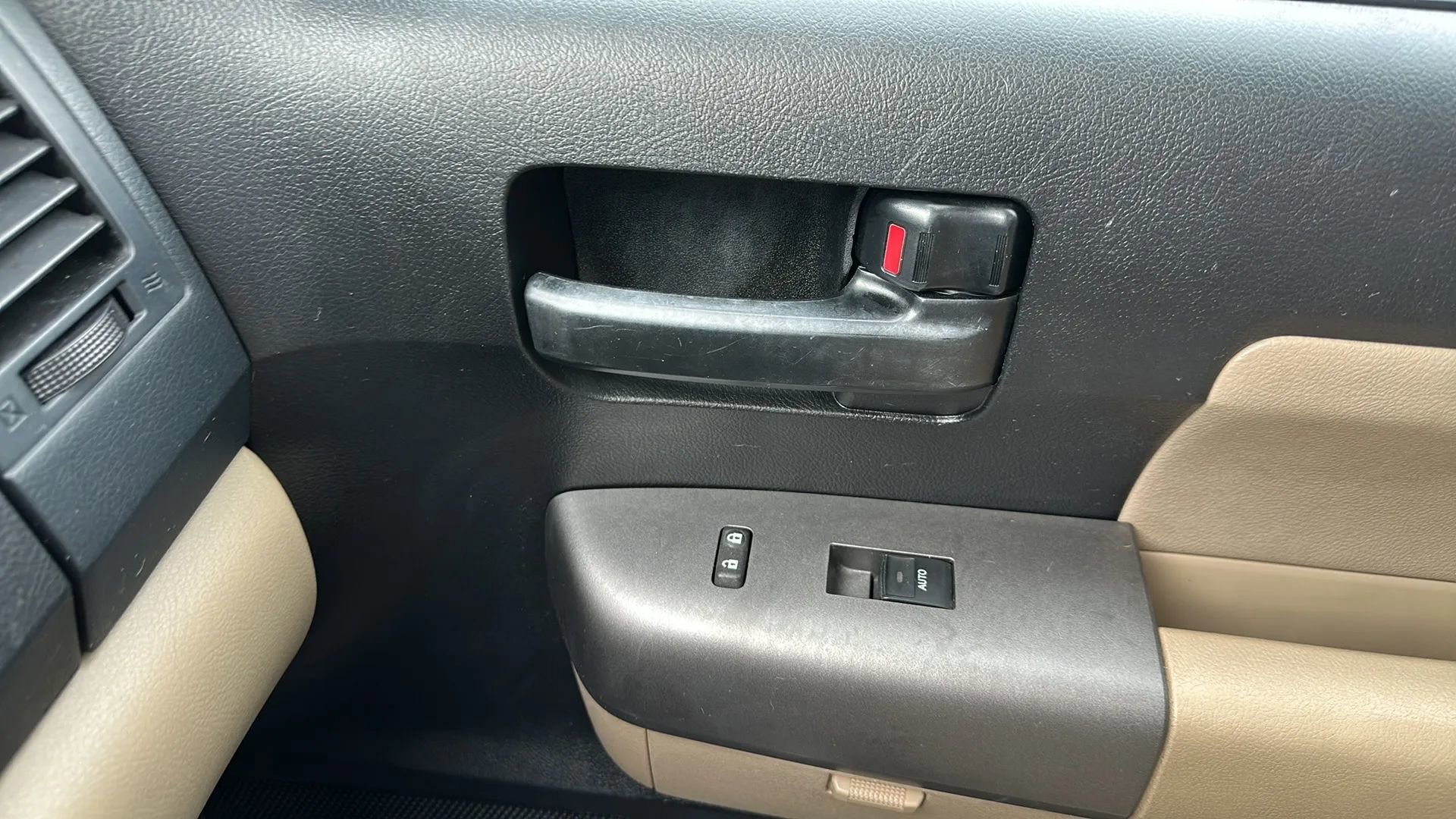 Used 2014 Toyota Sequoia SR5 AWD/4WD image 47