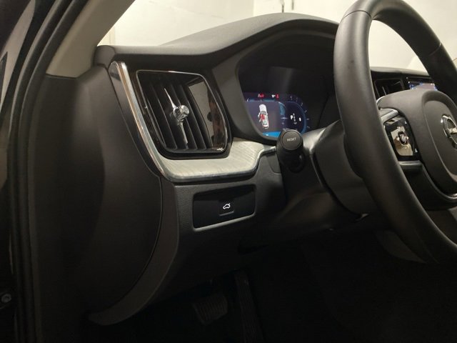 Used 2025 Volvo XC60 B5 Plus image 16