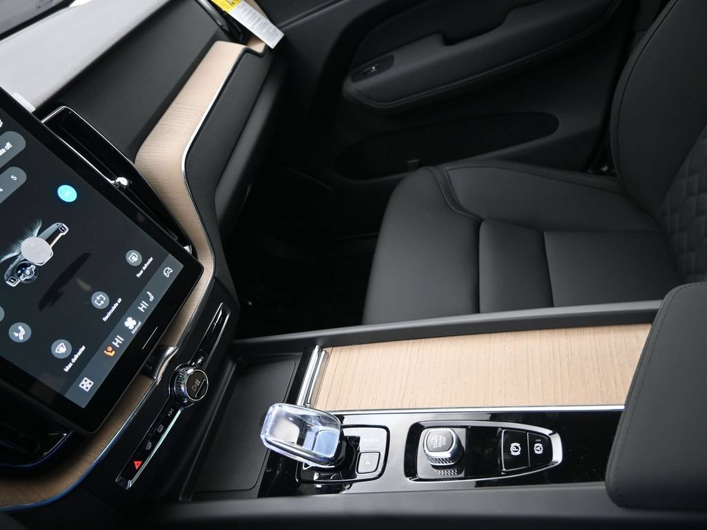 New 2026 Volvo XC60 B5 Plus w/ Climate Package AWD/4WD image 15