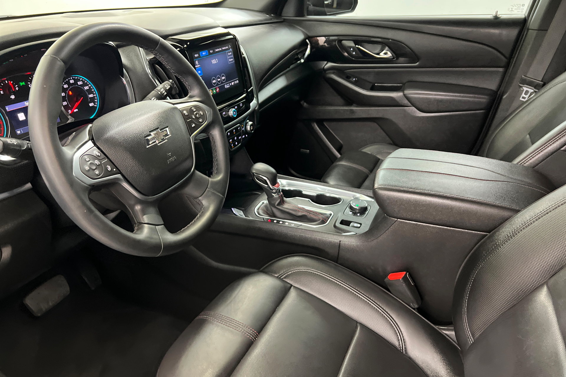 Used 2023 Chevrolet Traverse RS FWD image 17