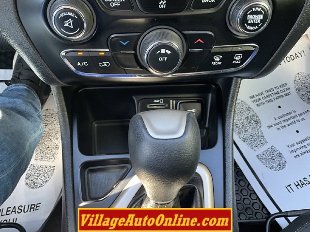 Used 2017 Jeep Cherokee Sport w/ Cold Weather Group FWD image 47