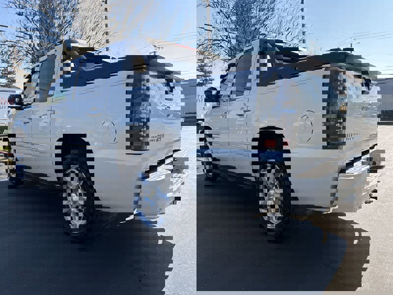 Used 2011 Chevrolet Avalanche LTZ image 8