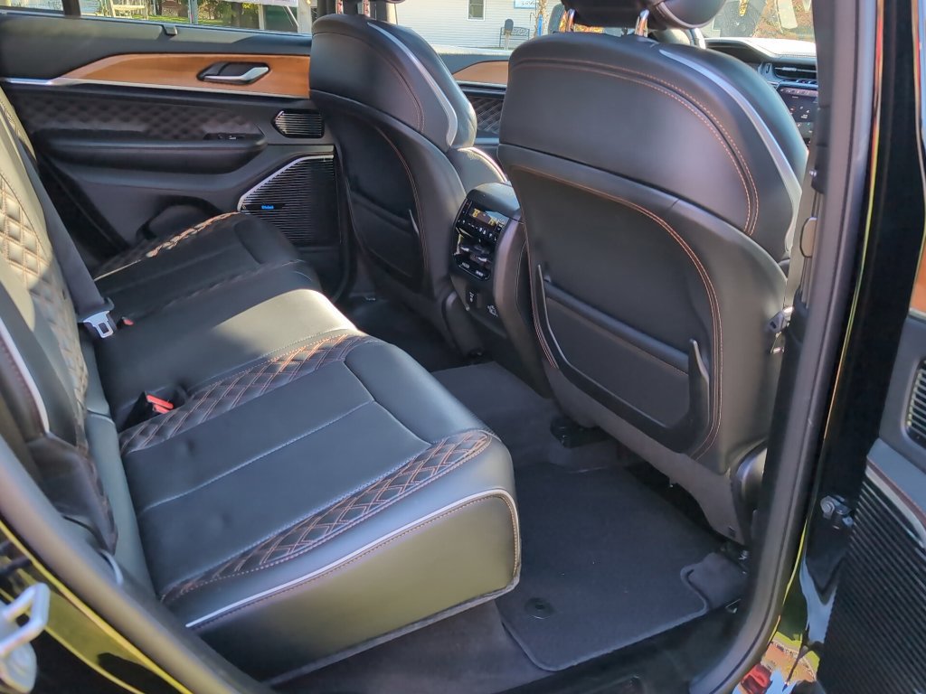 Used 2022 Jeep Grand Cherokee Summit AWD/4WD image 8