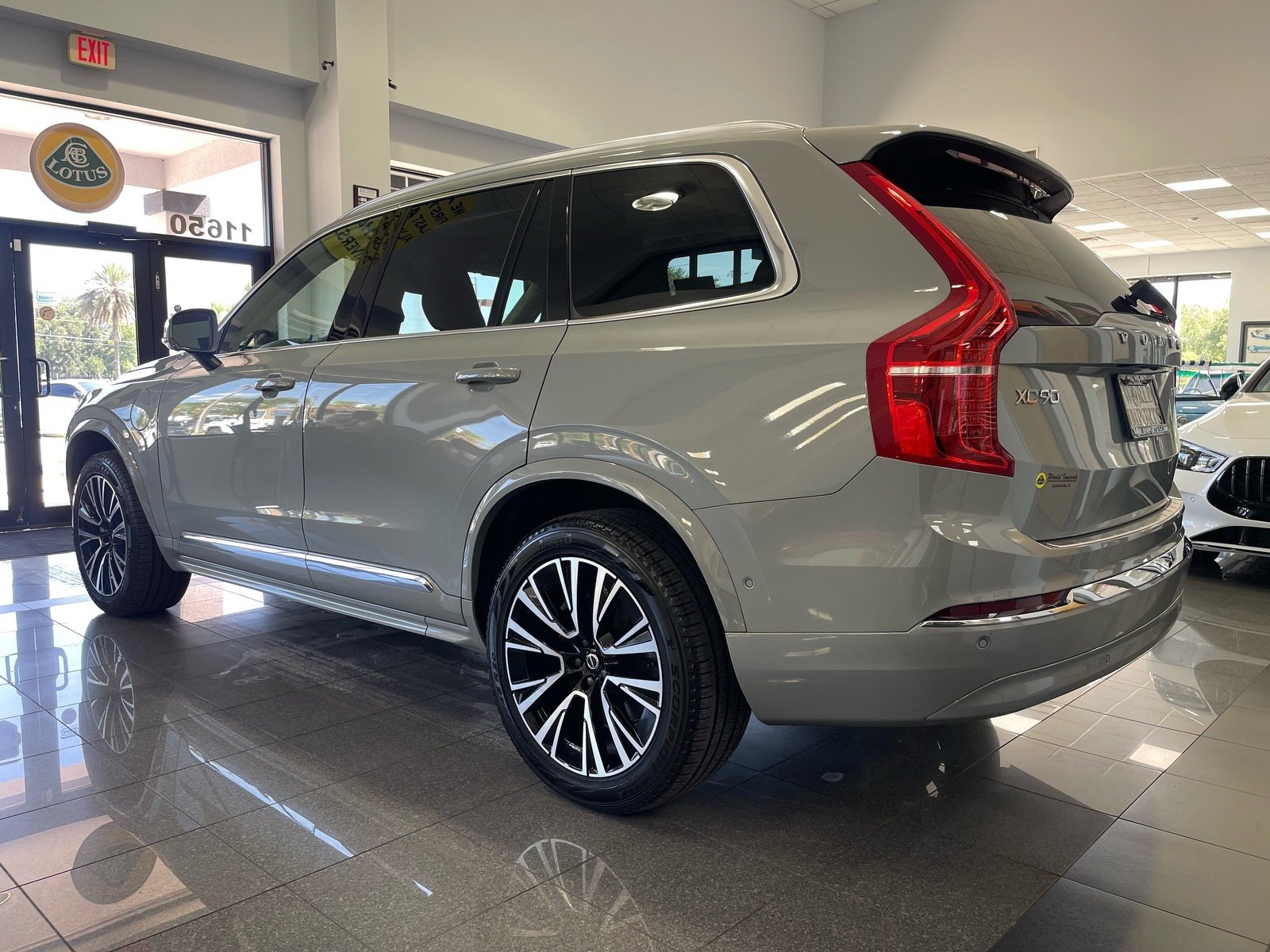 Used 2025 Volvo XC90 T8 Plus w/ Protection Package Premier AWD/4WD image 3