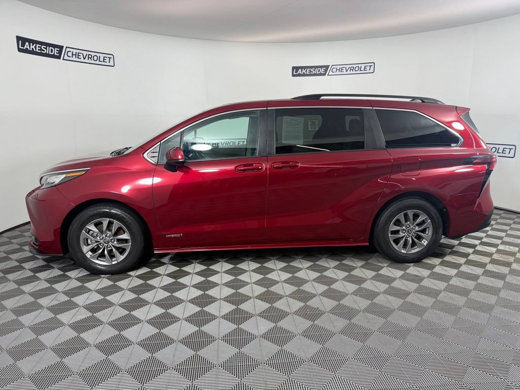 Used 2021 Toyota Sienna LE w/ LE Plus Package FWD image 3