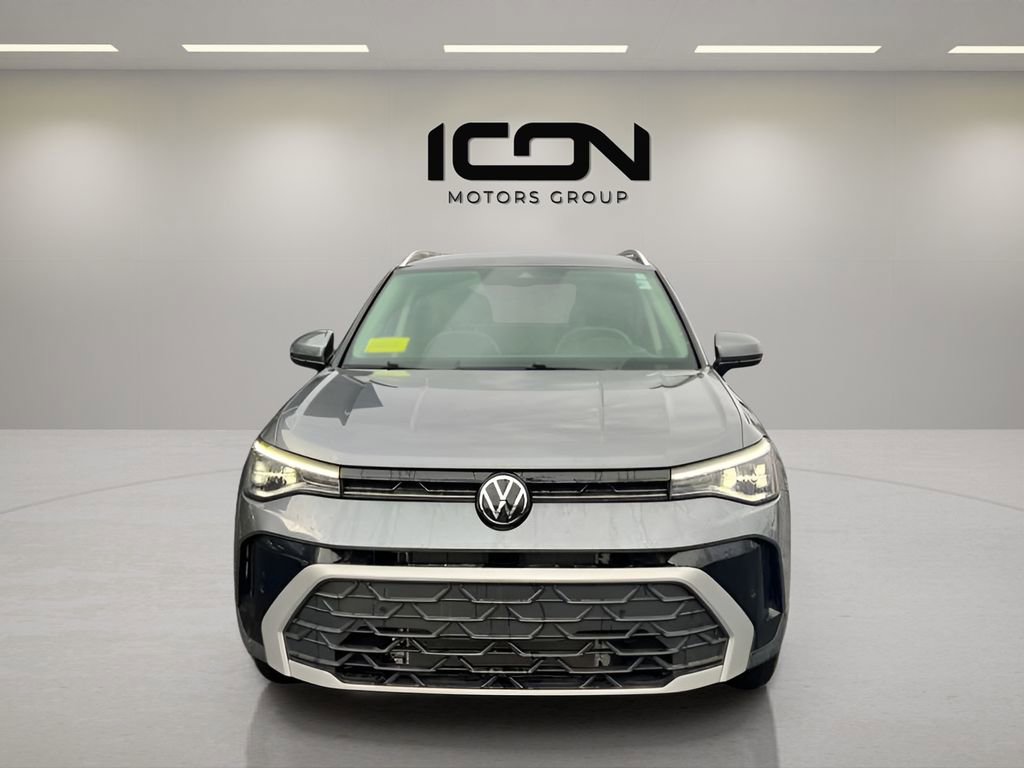 Used 2025 Volkswagen Taos SE AWD/4WD image 8