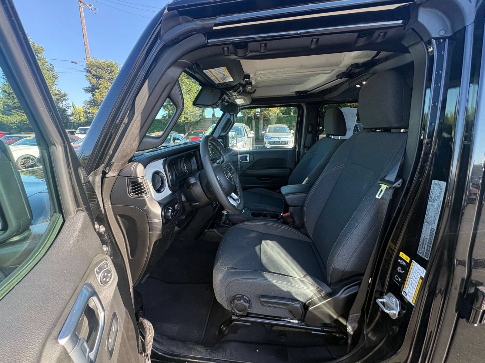 Used 2025 Jeep Wrangler Unlimited Sahara AWD/4WD image 27