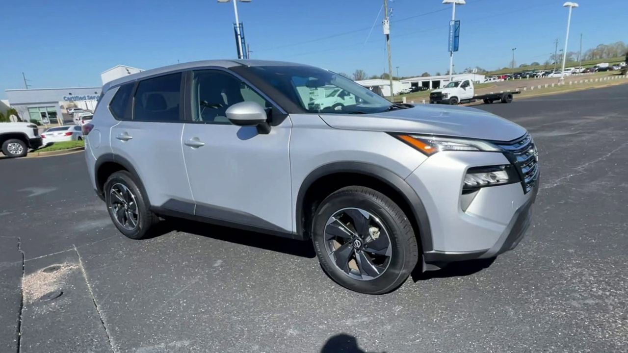 Used 2024 Nissan Rogue SV FWD image 2
