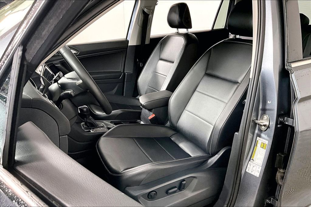 Used 2021 Volkswagen Tiguan SE w/ Panoramic Sunroof Package image 25