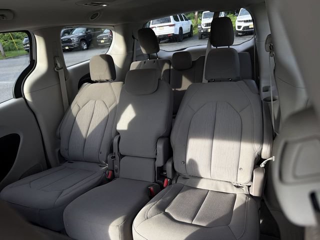 Used 2017 Chrysler Pacifica Touring w/ Tire & Wheel Group FWD image 23