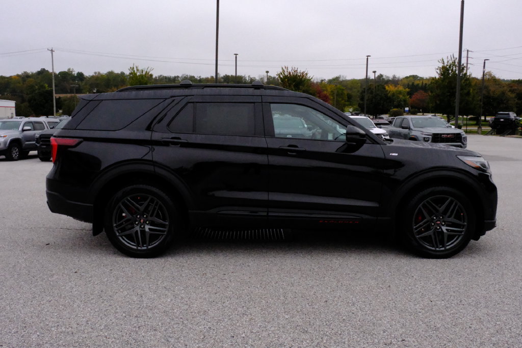 Used 2025 Ford Explorer ST-Line w/ Premium Package AWD/4WD image 2