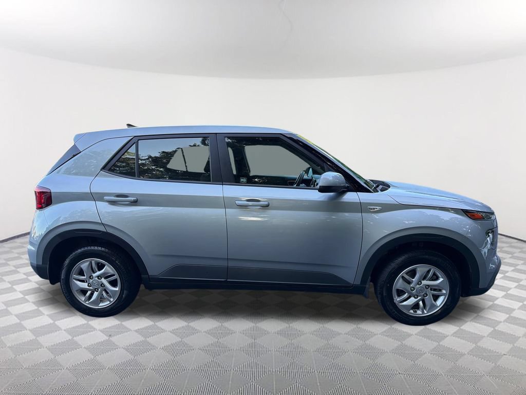 Used 2021 Hyundai Venue SE FWD image 4