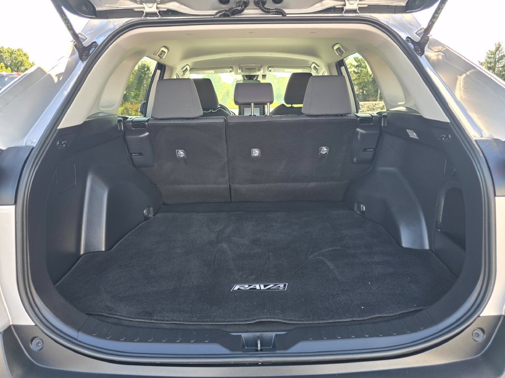 Used 2020 Toyota RAV4 XLE AWD/4WD image 14
