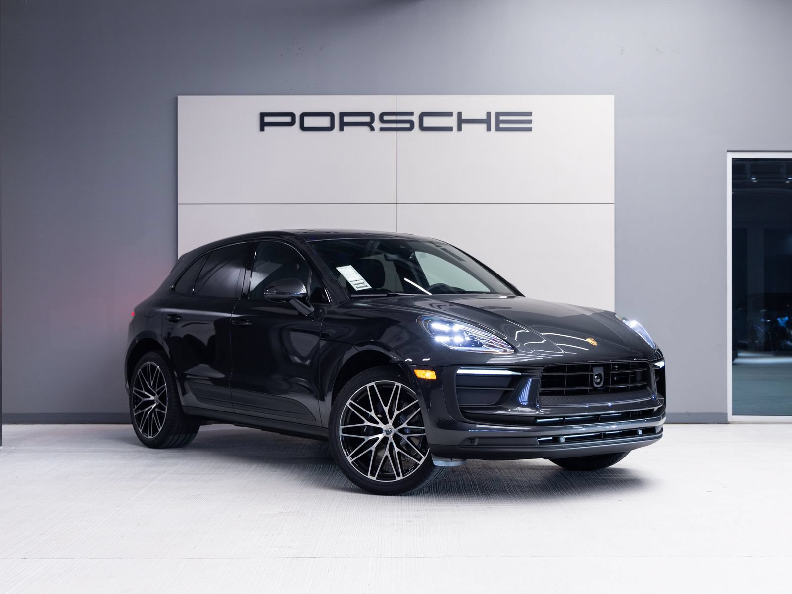 Certified 2026 Porsche Macan AWD/4WD image 9