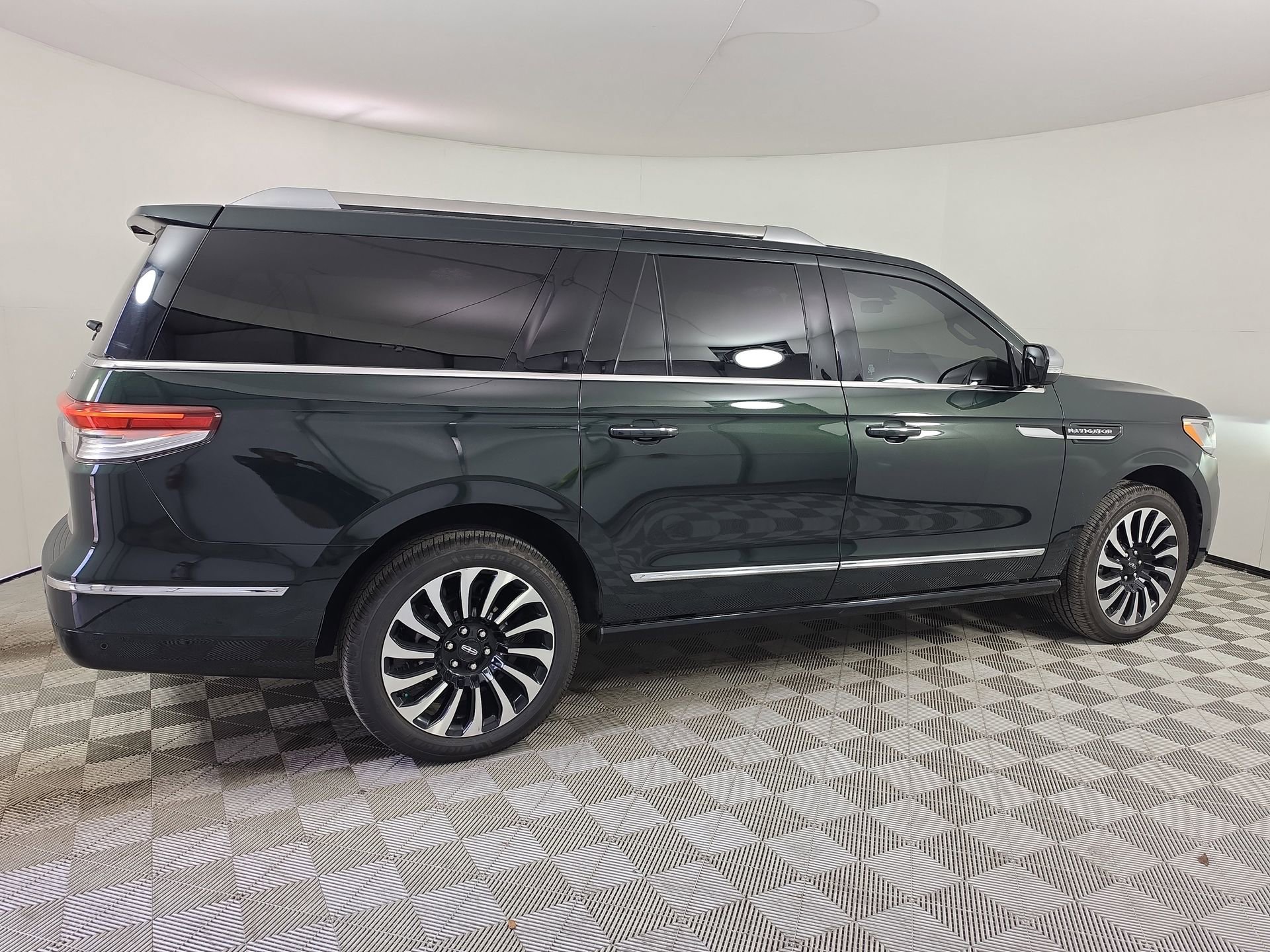 Used 2024 Lincoln Navigator L Black Label AWD/4WD image 8
