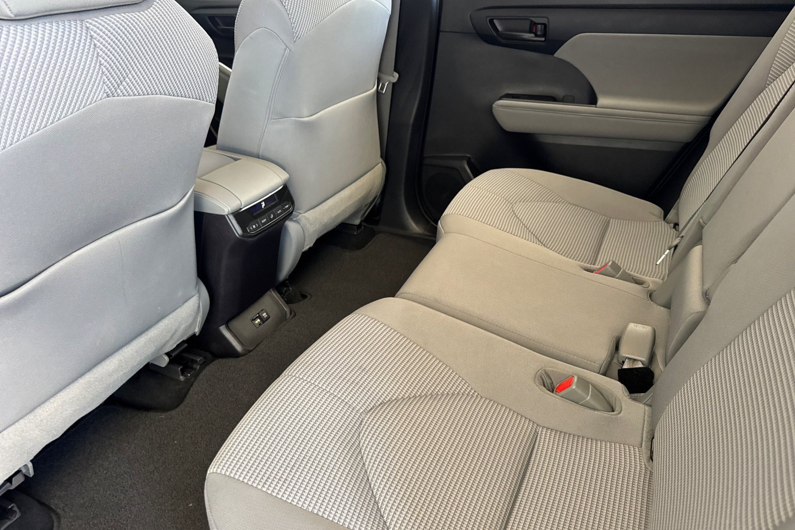 Used 2021 Toyota Highlander LE FWD image 24