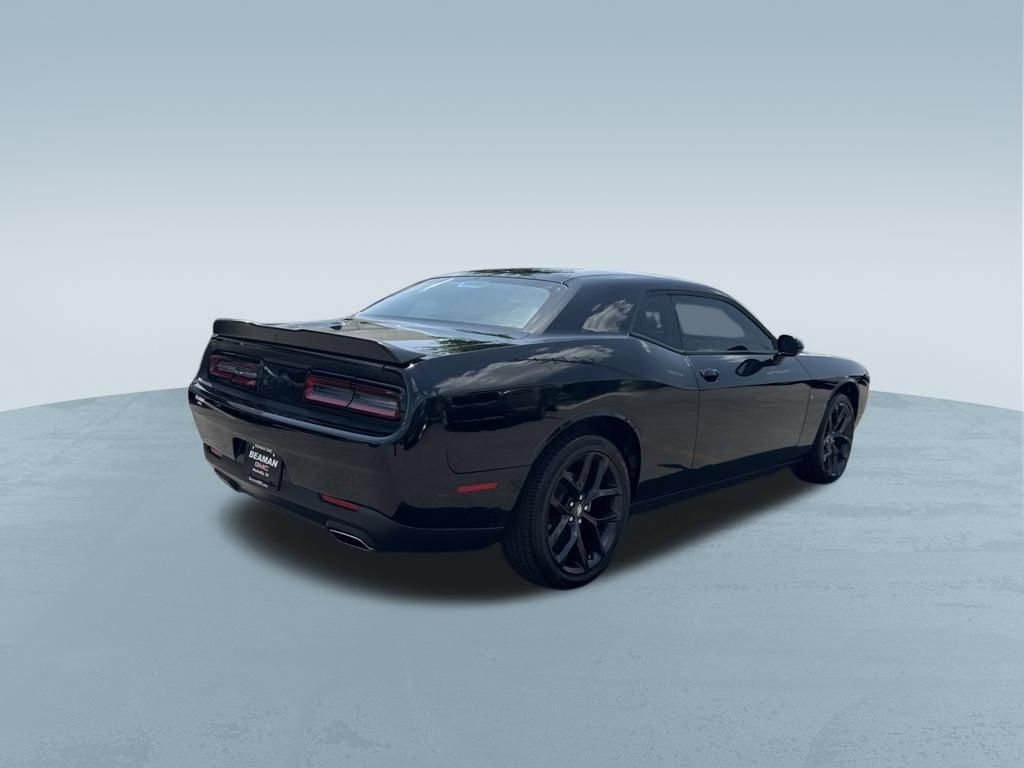Used 2022 Dodge Challenger SXT w/ Driver Convenience Group RWD image 8
