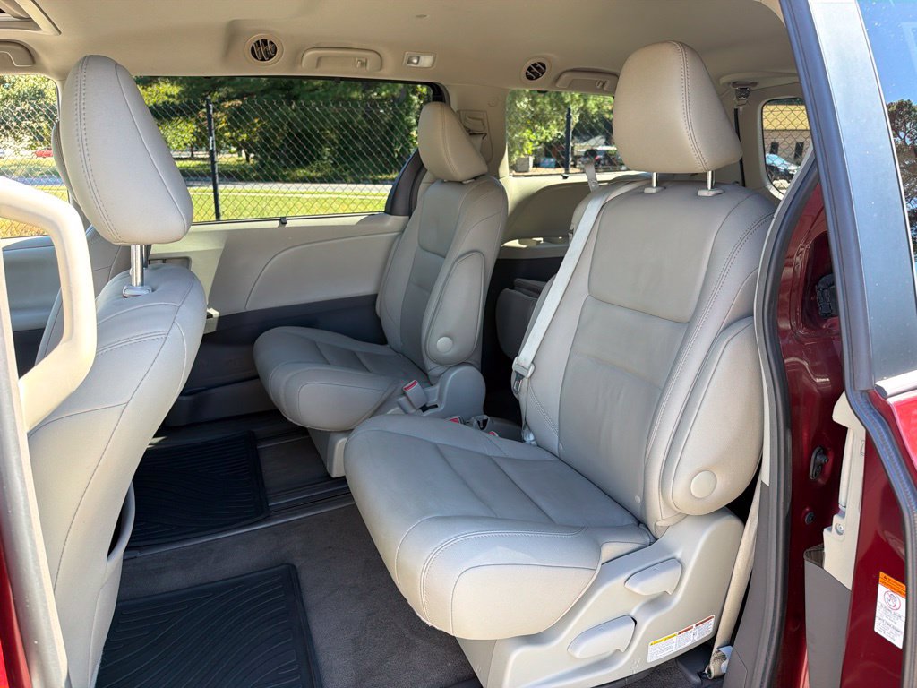 Used 2017 Toyota Sienna XLE FWD image 19