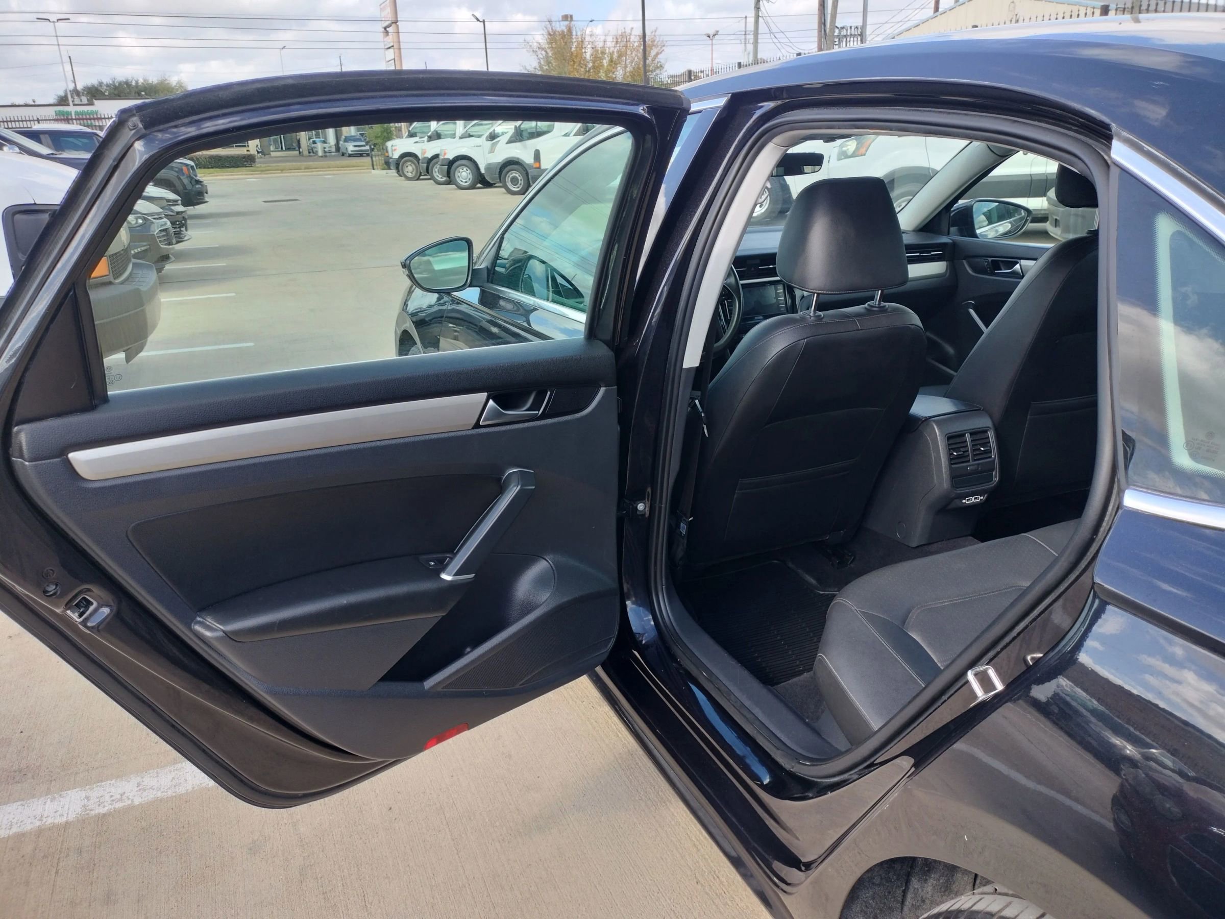 Used 2021 Volkswagen Passat 2.0T SE w/ Luggage Net & Mats Package image 26