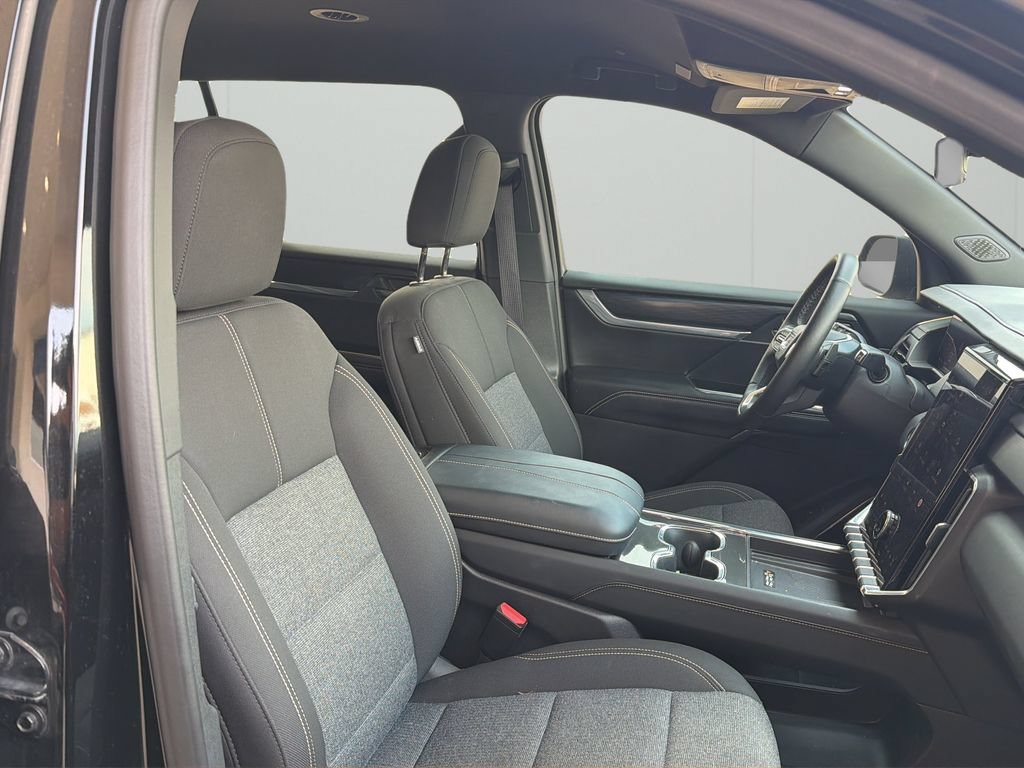 Used 2025 GMC Acadia Elevation AWD/4WD image 32