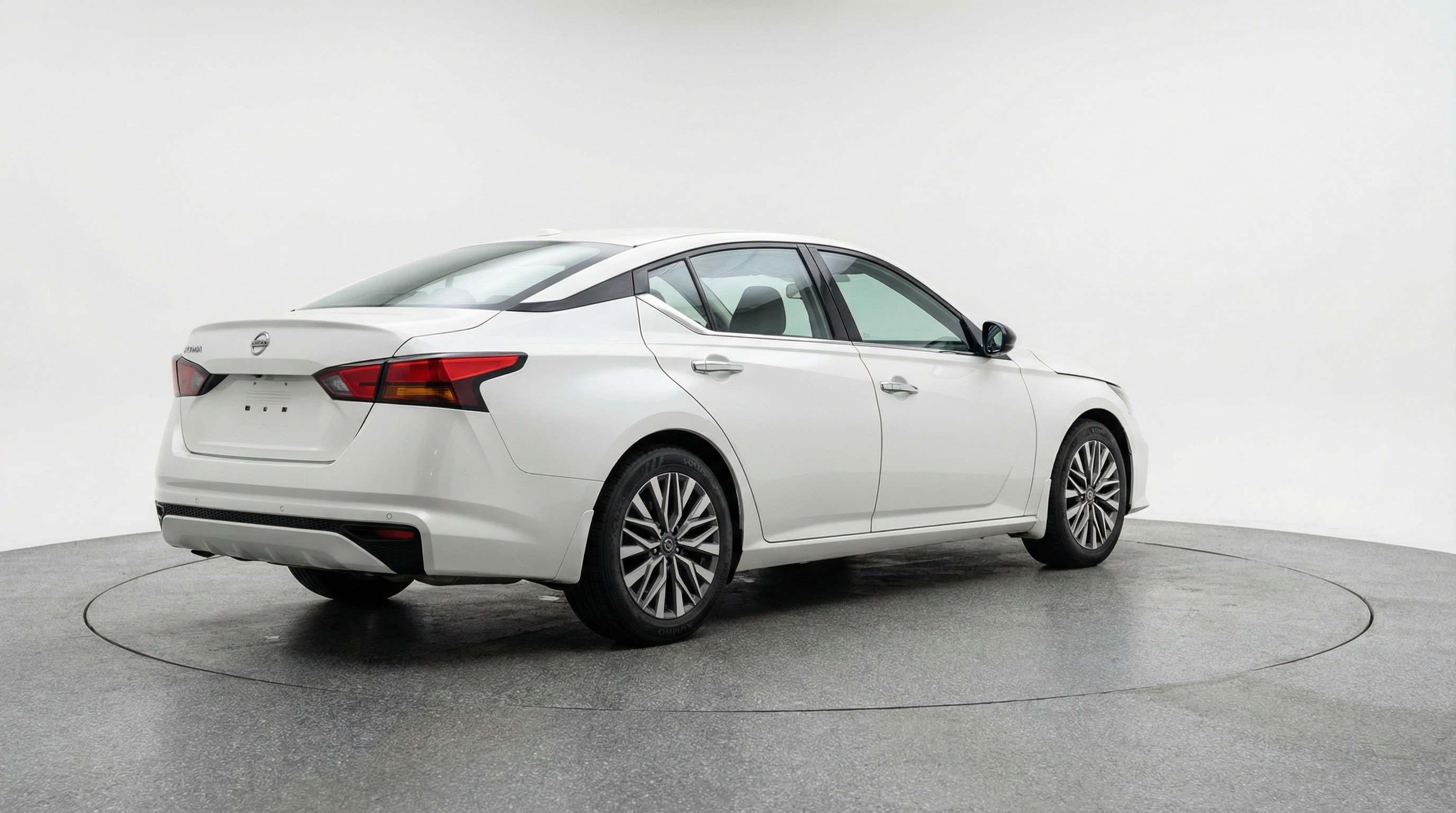 Used 2025 Nissan Altima 2.5 SV image 9