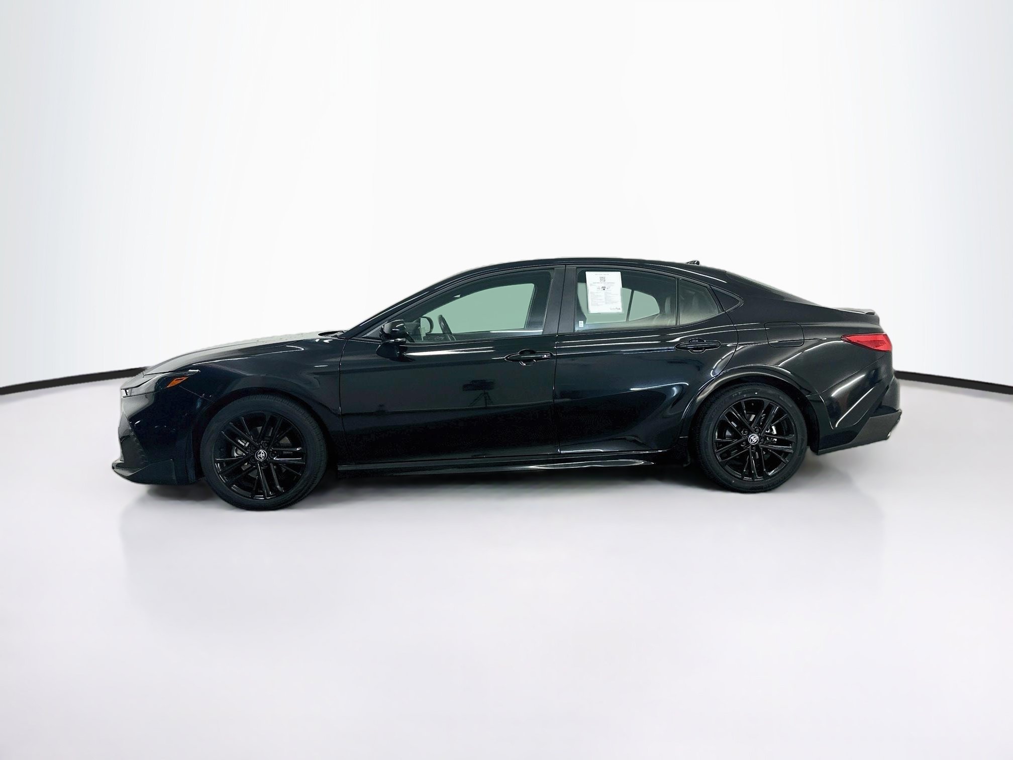 Used 2025 Toyota Camry SE FWD image 4
