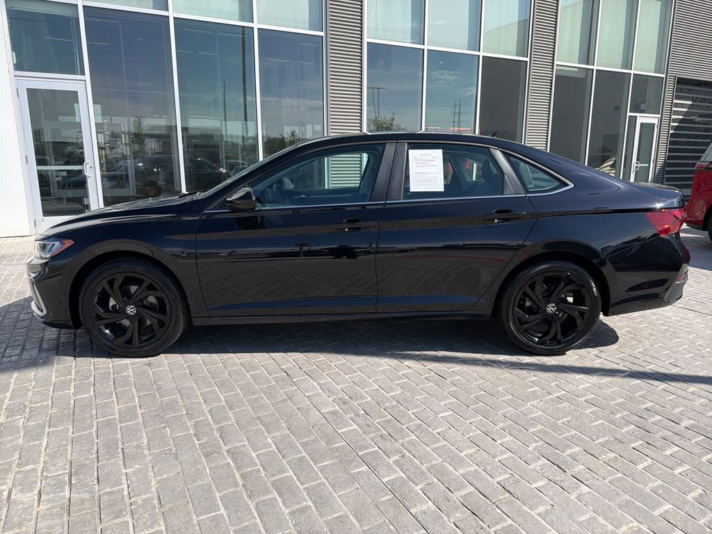 Used 2025 Volkswagen Jetta SE w/ Sunroof Package FWD image 2