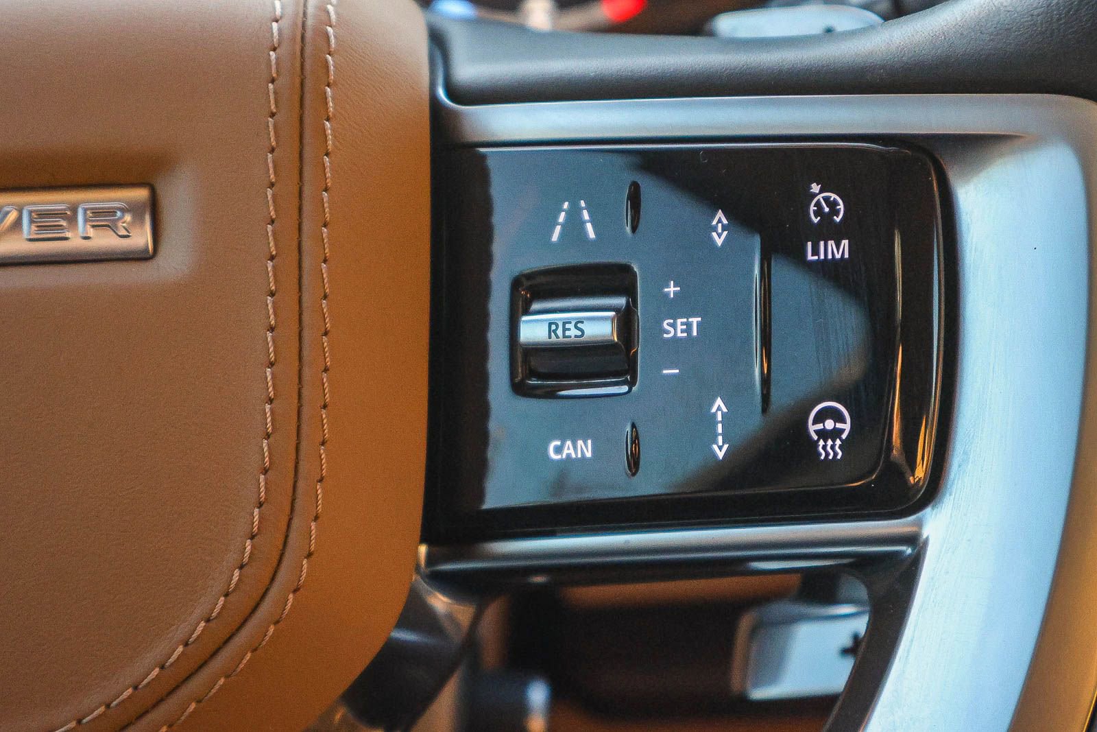 Certified 2025 Land Rover Range Rover SE image 37