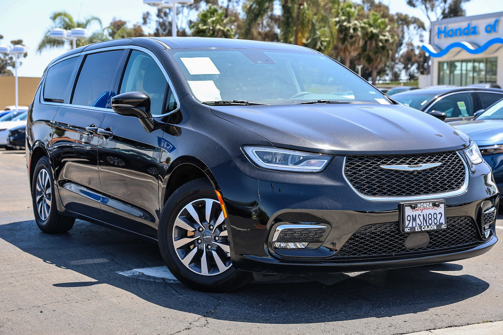 Used 2024 Chrysler Pacifica Select FWD image 1